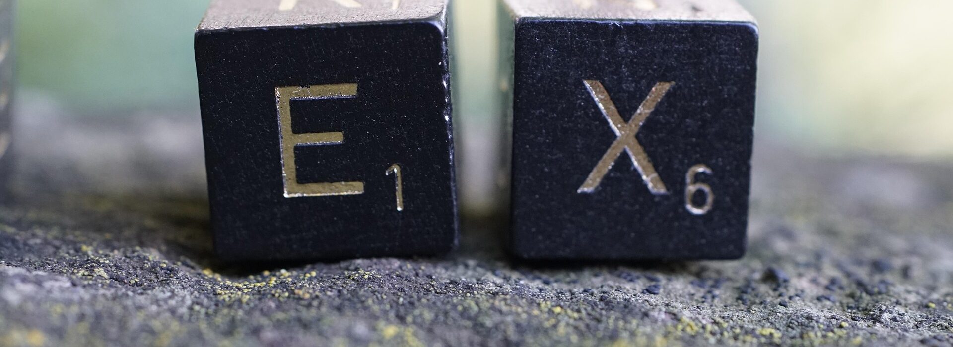 Symbolische Darstellung einer Trennung und Vermögensaufteilung nach einer Scheidung. Die getrennten Würfel stehen für zwei Ehepartner, deren eheliches Vermögen, Ersparnisse, Immobilien und Schulden im Rahmen eines Aufteilungsverfahrens geregelt werden müssen. Die Aufteilung des ehelichen Gebrauchsvermögens und der ehelichen Ersparnisse ist ein zentraler Bestandteil des österreichischen Familienrechts.